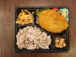 早乙女の厚切りロースかつ弁当お茶つき