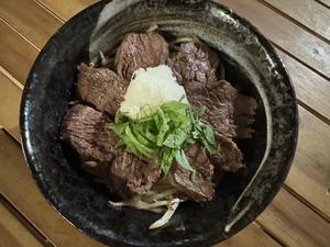 牛ハラミ丼(お肉150gご飯220g)