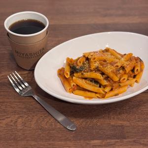 牛ひき肉と5種の野菜のペンネボロネーゼ+ドリンクセット