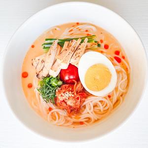 豆乳坦々冷麺(炙りサラダチキンと自家製キムチ)