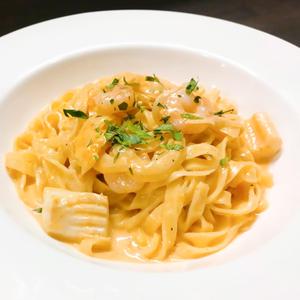 エビとイカのトマトクリームパスタ
