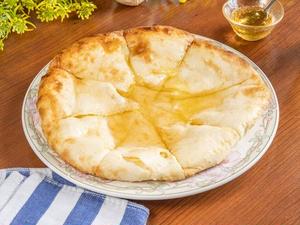 はちみつチーズナン(Honey cheese nan)
