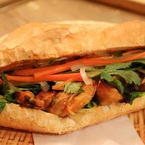 豚バラのスパイス焼きバインミー tbnh m heo quay