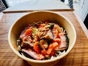 【ホットラタトゥイユソース】ドイツ肉厚ベーコン蕎麦パスタ