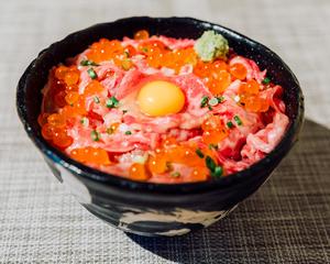 1.炙り牛トロいくら丼