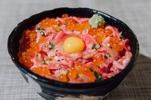1.炙り牛トロいくら丼