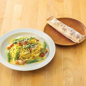 104.グリルベーコンとアスパラのクリームパスタ<ベーコンのトマトスティックピザ付き>