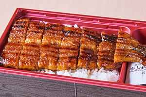 ＼当店名物/肉厚の三重県産うなぎ「特選鉄釜鰻丼レギュラー」(漬物・タレ・山椒付)