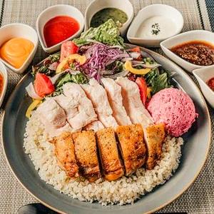 サラダライスで合い盛りジューシーチキンオーバーライス(グリルしたもも肉と低温調理のむね肉のハーフ＆ハーフ)※カリフラワーライス使用