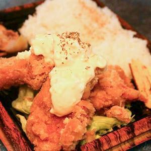 玉ねぎ・玉子たっぷりソースが堪らない「オニ玉から揚げ定食」2個セット