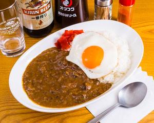 牛すじ目玉焼カレーライス