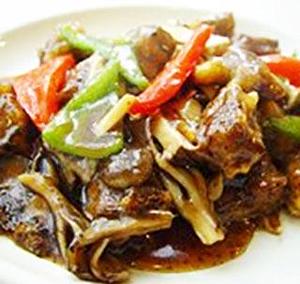 牛肉ときのこの黒胡椒炒め(黑胡椒牛肉) Stir-Fried Beef and Mushroom with Black Pepper