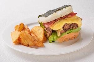 ビーフベーコンチーズバーガー