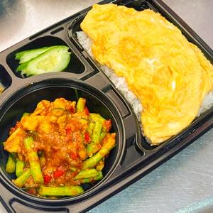 インゲンと豚肉のムーターメリックを使った激辛カレーペースト炒め +ご飯+目玉焼き