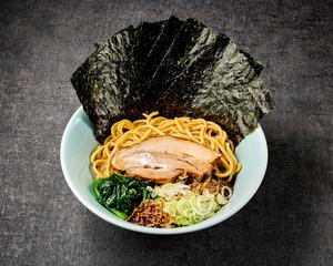 海苔まぜそば(チャーシュー1枚・薬味ネキ・フライドオニオン・魚粉・ホウレン草・ノリ6枚)
