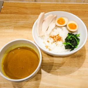 DX豚骨チキンカレー(フライドオニオン、ほうれん草、味玉1個、しっとり国産鶏胸肉3枚)