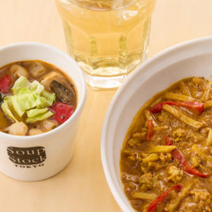 筍と豚肉のハーブキーマカレーと8種の野菜と鶏肉のサラダスープのセット