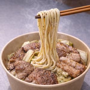 トロトロ牛すじと豚ホルモンの合わせ塩うどん