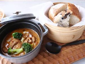 バターチキンカレーと糀パンのセット