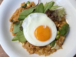 目玉焼きのせ初夏野菜とミックスリーフ入りシーフードドライカレー