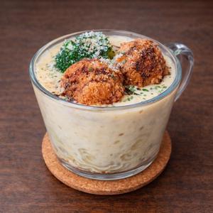 鶏肉とエリンギのホワイトクリームパスタ～海老カツボールのせ～