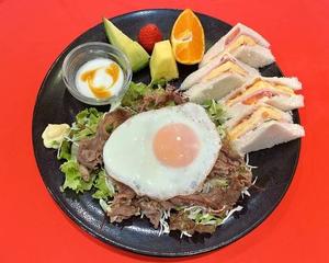 焼肉サラダ＆目玉焼き＆ミックスサンド
