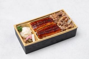 鰻と牛焼き重