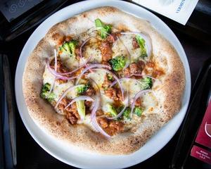 牛バラ肉のスパイシーミートソースと季節野菜のピッツァ Pizza with Spicy Meat Sauce and Seasonal Vegetables