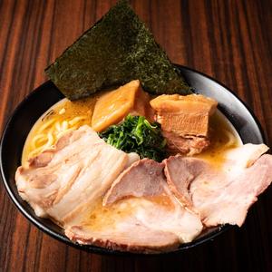 肉盛り豚骨醤油ラーメン