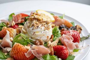 Prosciutto ＆Berry luxe Salad
