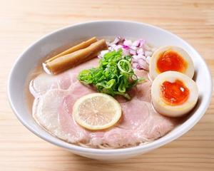 半熟味玉 淡色醤油の貝ダシ中華そば