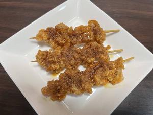 からあげ金と銀 旨辛タレ鶏皮串(3本入り)/ Spicy Sauce Chicken Skin Skewers(3piece)