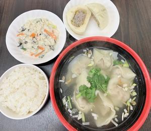 ワンタンスープと肉マンセット