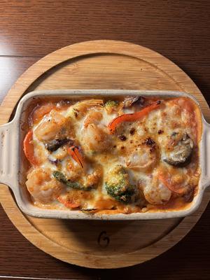 ぷりぷりエビと色々野菜のトマトソースの焼きチーズリゾット