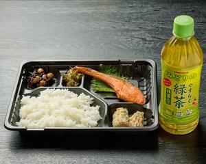 シャケ弁当+緑茶