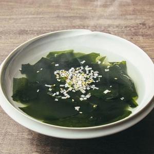 うしごろ わかめスープ