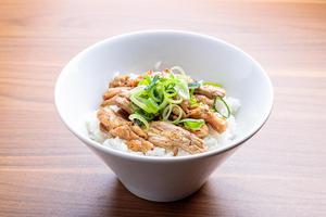 にんにくせせり丼