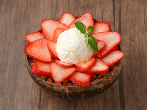 【期間限定】STRAWBERRY GREEK ACAI BOWL (ストロベリーグリークアサイーボウル)