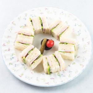 厚切りロースハムとグリーンアスパラガスのサンドウィッチ