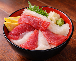 まぐろとイカの紅白丼