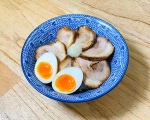 上・炙りチャーシュー丼(チャーシュー6枚、味玉1個、にんにく)