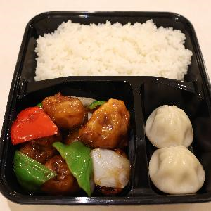 黒酢豚お弁当小籠包付き