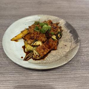 野菜と一緒に食べる牛ホルモン炒め