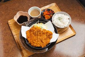 はみでる！モンスターチキンカツ定食