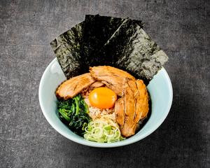 月見チャーシュー丼(チャーシュー3枚・薬味ネギ・ホウレン草・ノリ3枚・生卵1個)