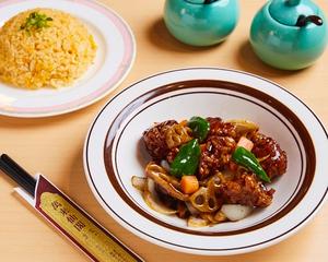 チャーハンと豚ロース黒酢酢豚のプレート