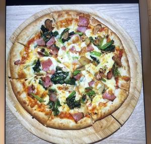 ベーコン、ほうれん草、 ガーリックのピザ Bacon, Spinach And Garlic Pizza