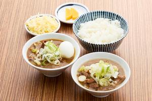もつ煮込 2色弁当(みそ味とカレー味)半熟玉子付+チーズトッピング