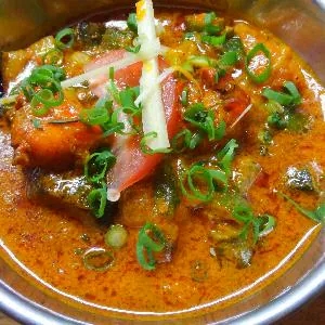 【103】夏野菜とチキンのカレーCHICKEN MIX VEG CURRY ナン付き