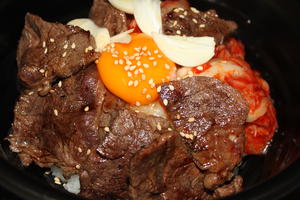 上牛ハラミ丼 キムチ にんにく 卵 付(にんにく醤油 特製焼肉たれ)ハラミ 130gm